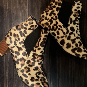 Lightly worn cheetah print chunky heel booties. Women’s size 8.